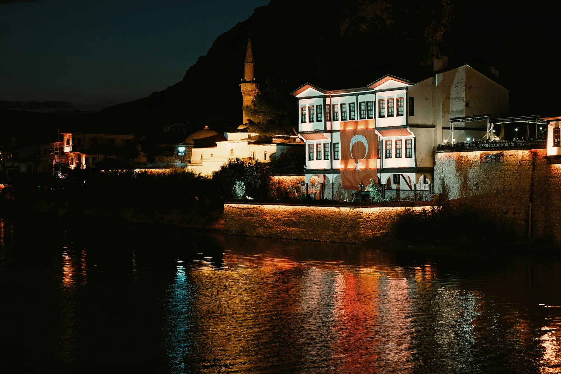 amasya yesilirmak fluss und yali boyu haeuser nachtansicht