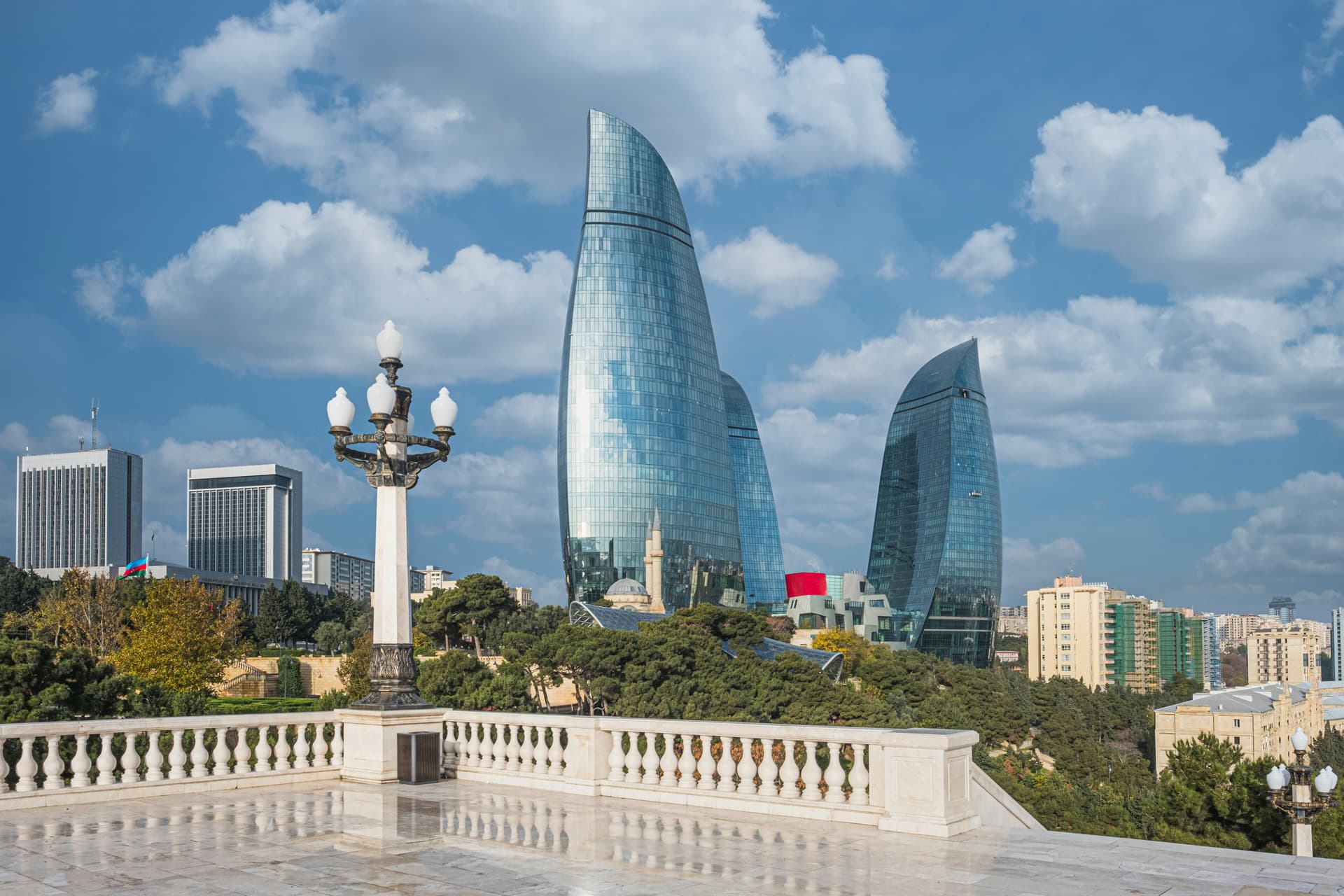 baku flammentuerme und kaspisches meer ansicht
