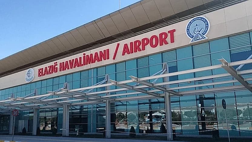 elazig flughafen terminalgebaeude und passagiere