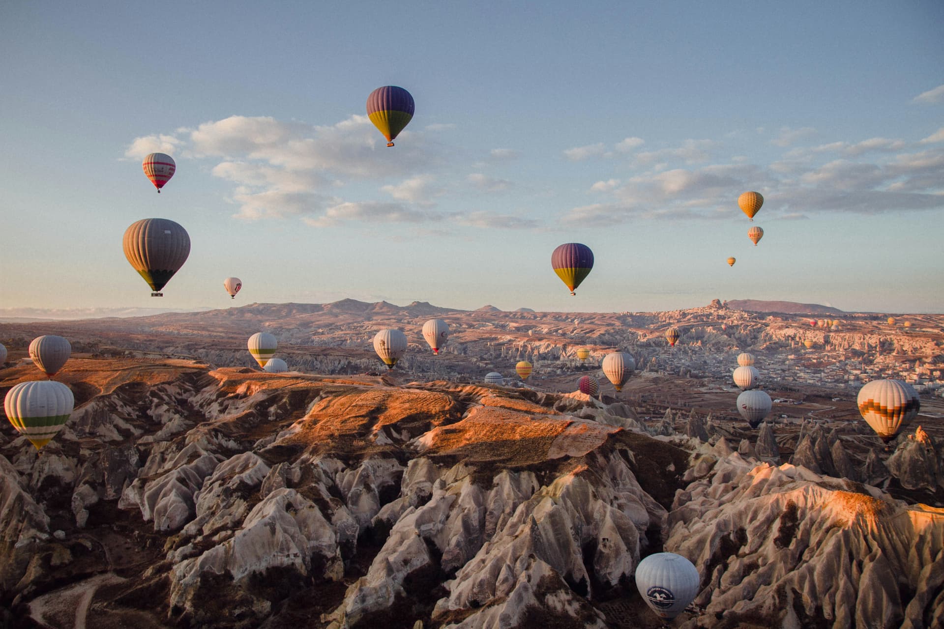 honeymoon-couple-with-fairy-chimneys-view-in-cappadocia