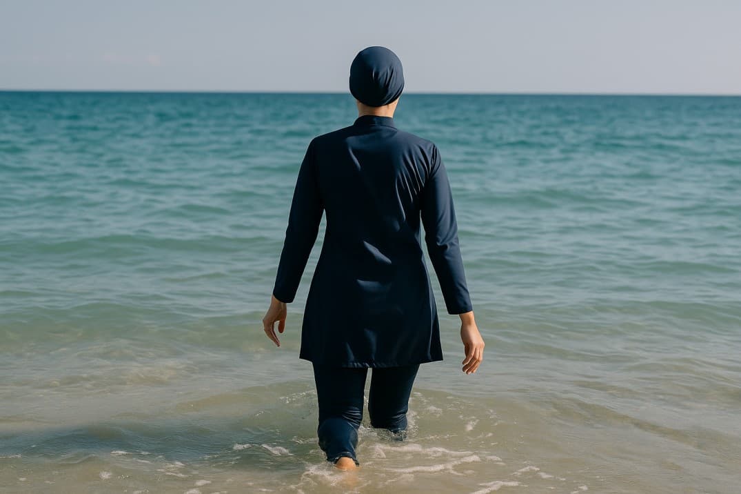 eine-Frau-im-Burkini-betritt-einen-frauenexklusiven-Strand