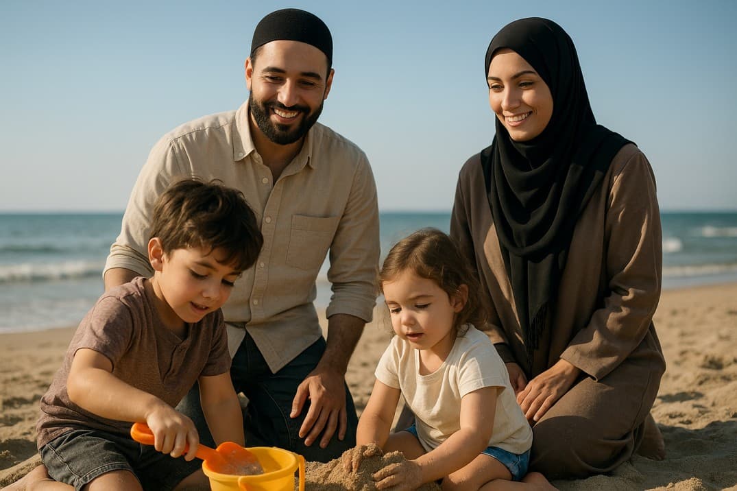 muslimische-Familie-beobachtet-ihre-Kinder-beim-Spielen-im-Sand